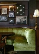 Soho House New York - уютные столики с диванчиками для отдыха