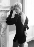 Девушка флиртует в стиле FASHION