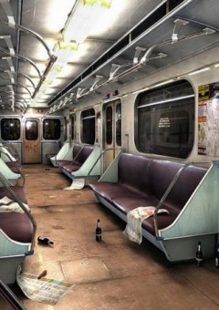 Как освободить себе сидячее место в метро. Несколь юмористических советов.