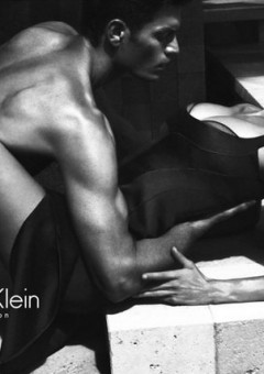 Лара Стоун и Тайсон Балу в рекламе Calvin Klein SS 2012.